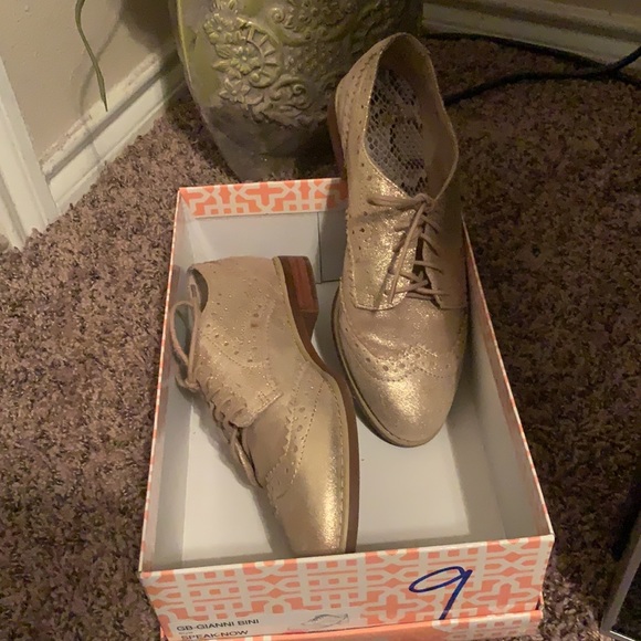 GB (Gianni Bini) size 9 gold w/wood bottom. - Picture 2 of 8